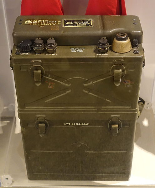 File:SCR-300 battery-powered FM voice receiver transmitter, Motorola, 1940 - National Electronics Museum - DSC00176.JPG