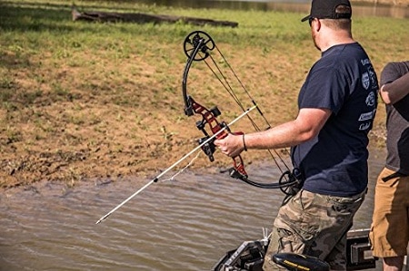 Bowfisher using compound bow